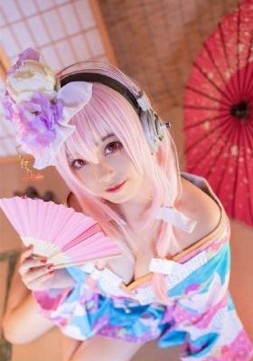 美女露出两个奶头让男人吃奶_4K电影免费在线